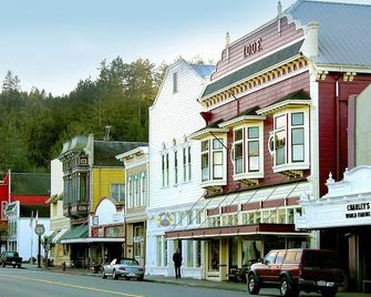 Redwood Suites - Ferndale