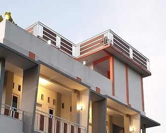 Rizky Bromo Homestay - Sukapura - Edificio