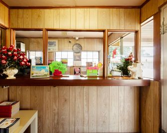 Capital O Parker Motel Clute Jackson Tx 332 - Clute - Front desk