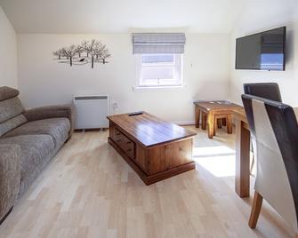 7 Varis Apartments - Forres - Obývací pokoj