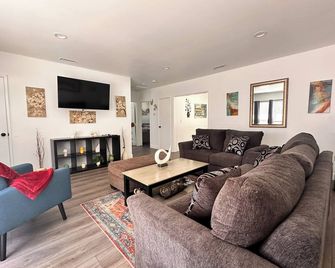 Charming 2-bedroom house with AC and WiFi in enchanting San Fernando - San Fernando - Living room