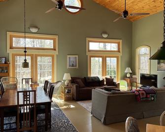 Storybook House on Wrights Mountain - Bradford - Living room