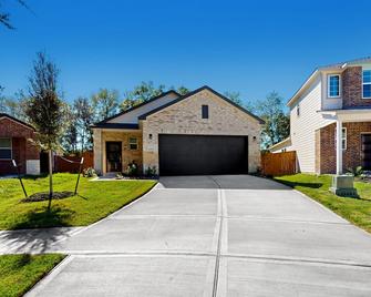 Serenity House on Kingwood - Porter - Building