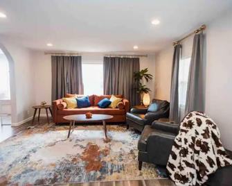 Cool, Trendy house in Dodge City! The Painted Cow - Dodge City - Living room