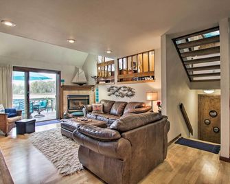 Lakefront Fort Collins Townhome, Only 3 Mi To Csu! - Fort Collins - Living room