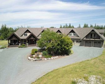 Windrush Country Estate \n\n1BR Private Luxury Suite\n - Nanaimo - Building