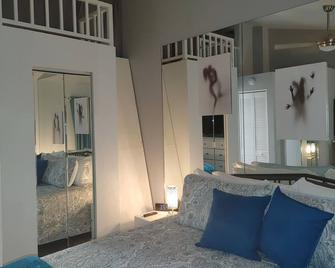 Refections - A remodeled 1 bedroom condo in a Clothing Optional Resort - Lutz - Спальня