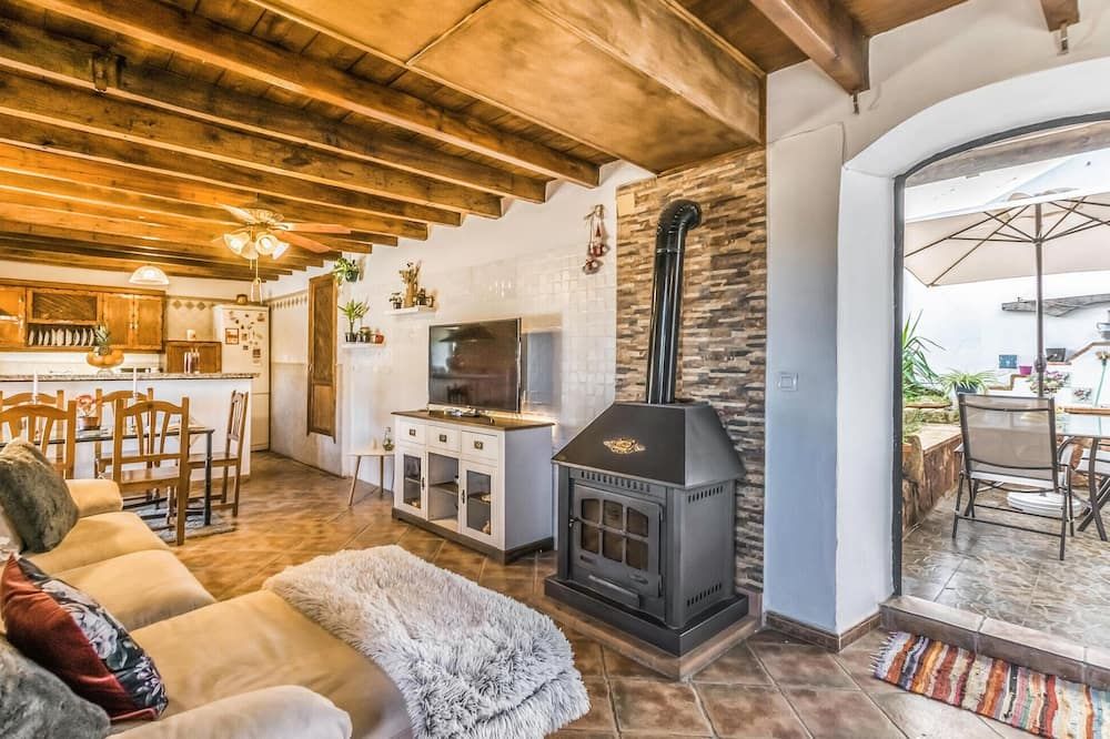 Awesome Home In Hornachuelos - Hornachuelos - Sala de estar