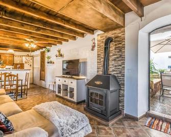 Gorgeous Home In Hornachuelos With Wifi - Hornachuelos - Sala de estar