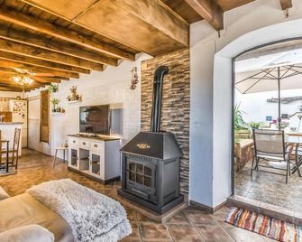 Awesome Home In Hornachuelos - Hornachuelos - Sala de estar