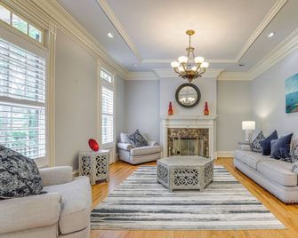 Buford Mansion w/ Pool ~ 14 Mi to Lake Lanier - Buford - Huiskamer