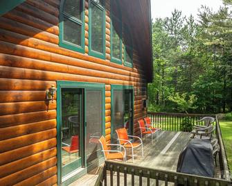 Charming Cabin accommodates 8 people, 2 miles from Whiteface Mountain and 11 miles from Lake Placid - Wilmington - Patio
