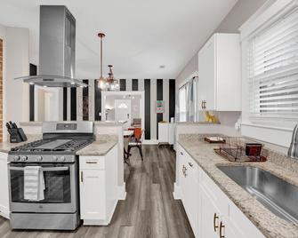 Funky & Fun - Home Centrally Located In Memphis! - Memphis - Dapur