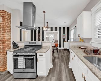 Funky & Fun - Home Centrally Located In Memphis! - Memphis - Kitchen