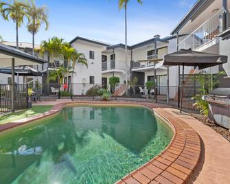 كوفي هاوس أبارتمينت موتيل - روكامبتون - حوض السباحة