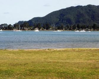 Harbour Views 30 metres from the sea and sand beach. - Tairua - Playa