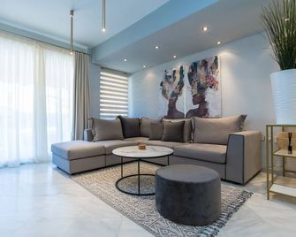 Πολυτελές διαμέρισμα με τρία μεγάλα υπνοδωμάτια και δυο wc σε ιδανική τοποθεσία - Kastoriá - Living room