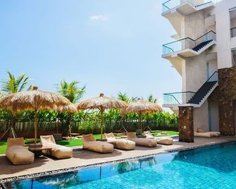 Mahogany Hotel - South Kuta - Piscina