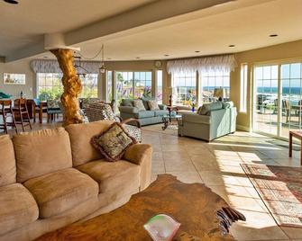 Ocean Front Luxury Home, Relax, Revive, Rejuvenate on The Lost Coast - Whitethorn - Sala de estar