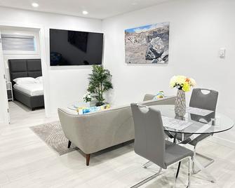 Cozy Two Bedroom Aircon Suite in Airdrie - Airdrie - Dining room