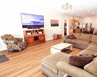 Hilltop Haven, Mountain View, 15 Min To Waterton - Mountain View - Living room