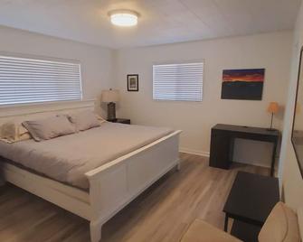 Fresh and new King bed apartment with private yard. Dog friendly. - Hood River - Bedroom