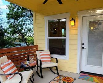 Quiet, Elegant 1-bedroom Loft—Walkable to Trails, Live Music, and Wineries! - Jacksonville - Patio