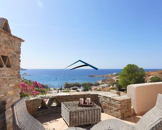 Spacious villa with a pool only 3 minutes by foot from the beach of Koundouros - Koundouros - Balcony
