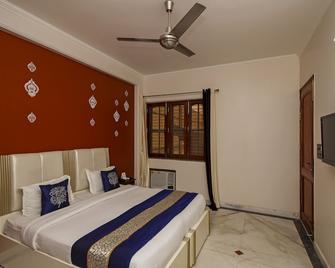 OYO 8430 Absin Hospitality - Greater Noida - Bedroom