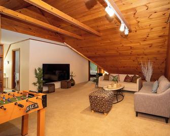 10-Spacious apt 5BR with gym, games room in the attic - Milton - Living room