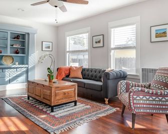 Historic Hm Mins to Beach, Convention Ctr Parking LB E - Long Beach - Living room