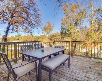 Deck and Boat Dock Lakefront Cabin in Eucha! - Eucha - Balcón