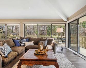 Abbey Springs - Private Community & Amenities - Fontana-On-Geneva Lake - Sala de estar