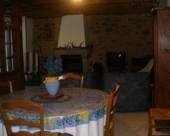 4 located in small village in Auvergne in the middle of the country - Blesle - Salle à manger