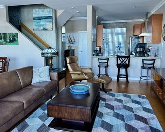Modern Luxury Harbourfront Townhome with Large Balcony & Rooftop Patio - Nanaimo - Living room