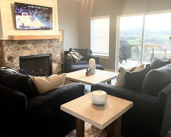 Unwind and relax at this luxurious mountain retreat. Beautiful Views! - Sparta - Sala de estar