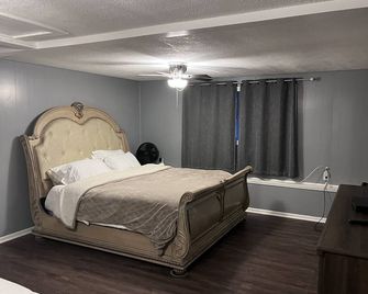 Farm house close to lake and public hunting land but yet far away for privacy ! - Deepwater - Bedroom