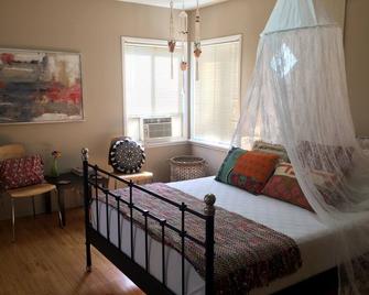 Boho-Chic Retreat - Retro & Relaxing with Full Kitchen - Burbank - Bedroom