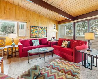 Large mountainside condo at Taos Ski Valley with views & balcony - near hiking - Taos Ski Valley - Huiskamer