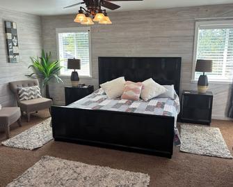 Cheerful home with beautiful large yard centrally located! - Rocklin - Bedroom