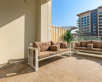 Peaceful 1BR with Spacious Balcony and Private Beach Access, Just a Short Drive from Khorfakkan Waterfall & Al Rafisah Dam, Khor Fakkan Resort by Deluxe Holiday Homes - Khor Fakkan - Balcony