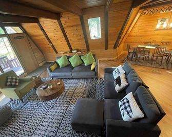 Cozy Chalet - Hot Tub With Meadow Views - Family & Pets, Fire Pit & Bbq - Arnold - Salon