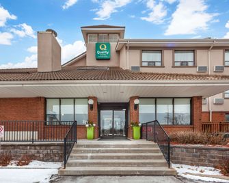 Quality Hotel - Burlington - Building