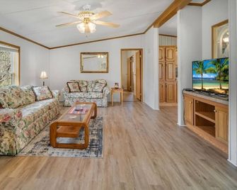 Botanical Hill Cottage in Wine Country! - Seneca Falls - Wohnzimmer