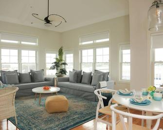 The Sea Breeze Inn - Middletown - Living room