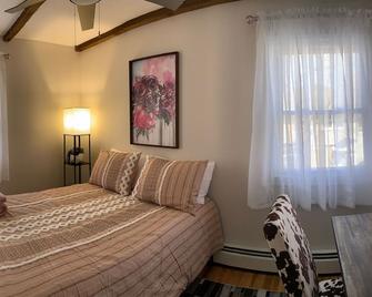 Finger Lakes Wine Trails - Beautiful 4 Bedroom Home - Seneca Falls - Bedroom