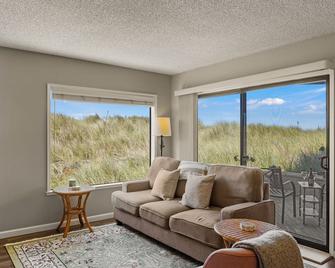 Ocean Front Condo Shorebirds 211 - Watsonville - Living room