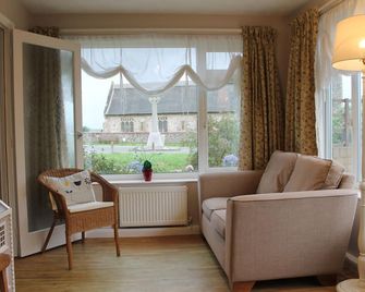 Sea View House: Large modern Beachfront home with downstairs Bedroom & Bathroom - Lowestoft - Living room