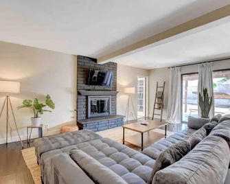 Spacious Home with Heated Pool! - Henderson - Sala de estar