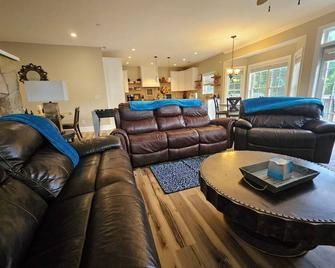 Heated Pool l Indoor Jacuzzi Tubs I Arcade l Outdoor Hot Tub - Winston-Salem - Living room